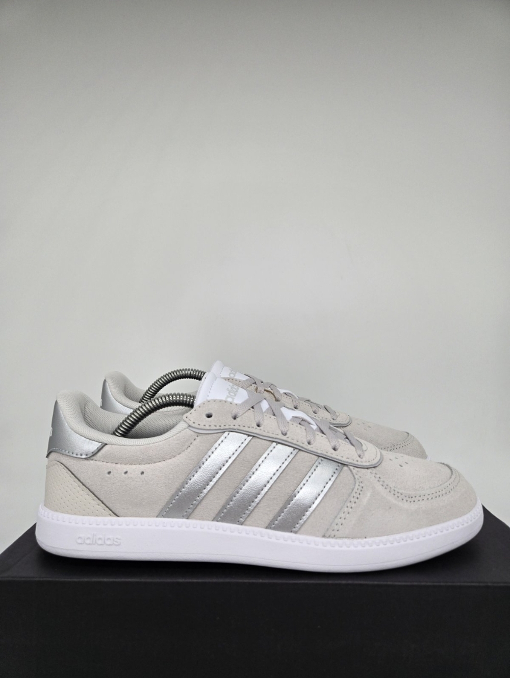 adidas Women's Breaknet Sleek JQ8267 Grey Silver Metallic Shoes Size 6 - Picture 3 of 8